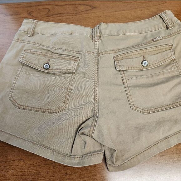 Unionbay 15 kakie shorts. Measures aprox 34 waist, 4 inseam and 9 rise - Picture 4 of 4